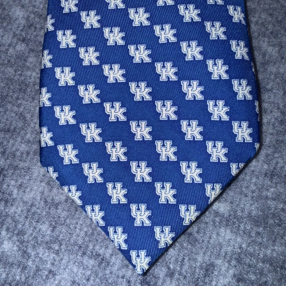 Vineyard Vines University of Kentucky Logo Mens Blue Silk Necktie UK Wildcats